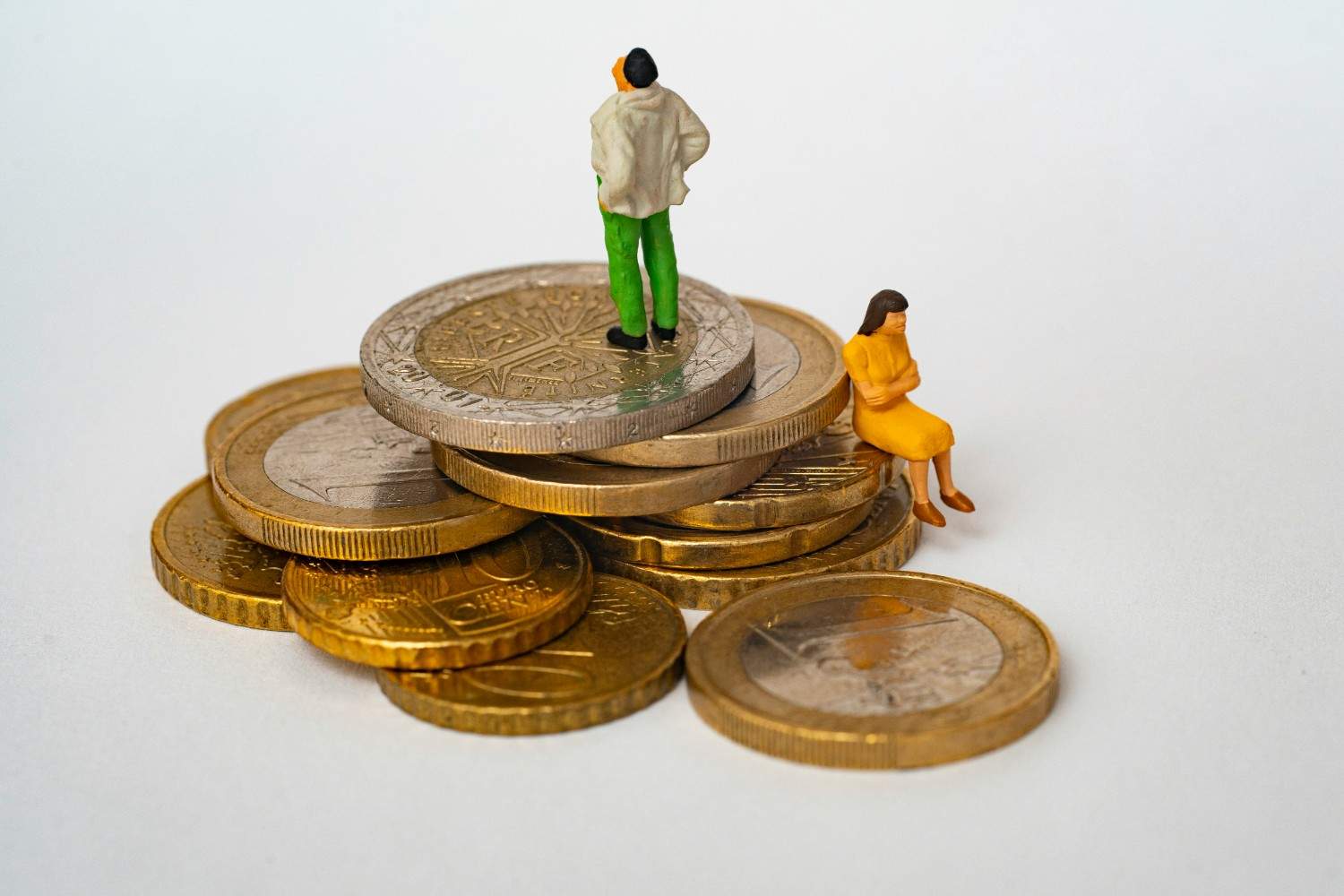 How to Manage Debt and Improve Your Credit Score