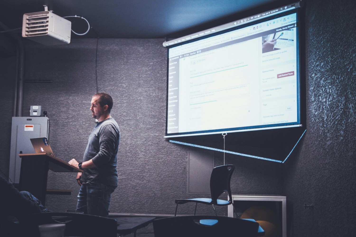 Understanding Online Education: Benefits and Challenges